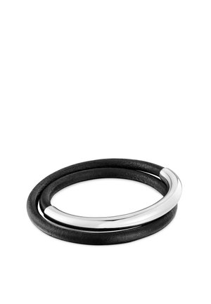 Pulsera de cuero negro con doble lazo y una barra metálica curva y pulida de plata como elemento decorativo central.