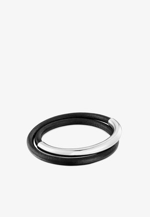 Bracelet en cuir noir à double boucle avec une barre métallique argentée incurvée et polie comme élément décoratif central.