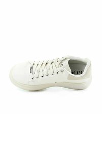 Białe sneakersy z gładką skórzaną cholewką, okrągłym noskiem, tonowymi sznurowadłami, srebrnym akcentem z przodu oraz amortyzowaną gumową podeszwą.