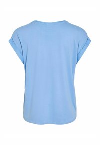 Top de color azul claro, de manga corta y corte holgado, con escote redondo y mangas enrolladas. Fabricado en tejido suave y transpirable.