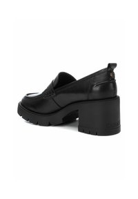 Scarpe in pelle nera con tacco quadrato e punta arrotondata, caratterizzate da dettagli testurizzati e suola in gomma, progettate per essere indossate facilmente.