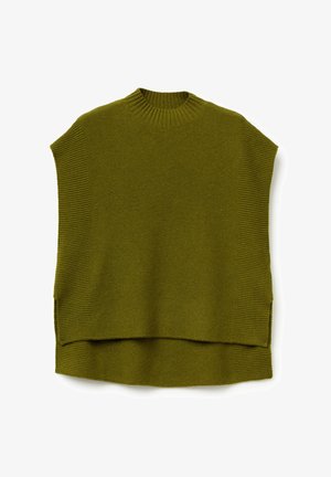 Suéter de punto grueso color verde oliva, con un cuello alto, mangas cortas, textura acanalada en los lados y un corte relajado. Aberturas laterales en el dobladillo.