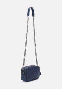 Marineblå quiltet læder crossbody taske med kædestrop, der har en rektangulær form, lynlåslukning og struktureret overflade.