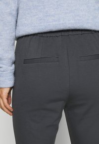 Vero Moda Petite VMEVA MR LOOSE STRING  - Calças - asphalt