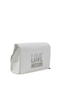 Clutch bianco in ecopelle con testo "LOVE MOSCHINO" in rilievo e carattere metallico, dotato di tracolla in argento e forma rettangolare elegante.