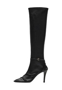 Bottes noires montantes en matériau lisse et élégant avec un bout pointu, un talon aiguille et une sangle à la cheville avec une petite boucle métallique.