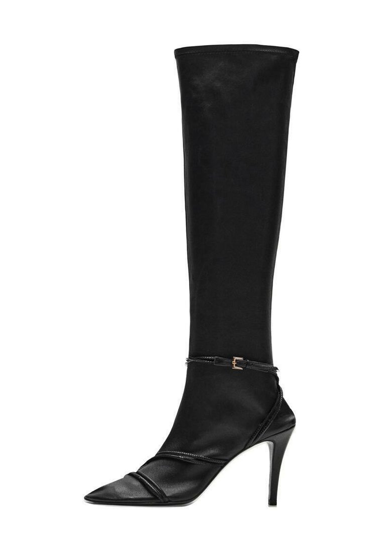 Bottes noires montantes en matériau lisse et élégant avec un bout pointu, un talon aiguille et une sangle à la cheville avec une petite boucle métallique.