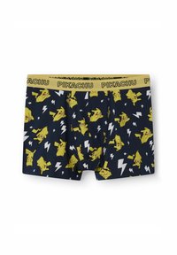 Boxershorts med en marineblå baggrund prydet med gule Pikachu-designs og hvide lyn. Elastisk talje med teksten "PIKACHU."