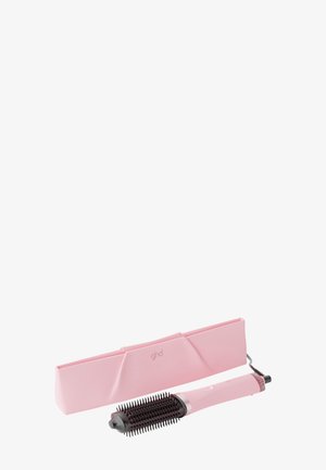 Brosse à cheveux électrique rose avec des poils noirs et un étui de protection rose assorti sur fond blanc.
