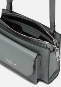 Graue Lederhandtasche mit strukturiertem Design, ausgestattet mit einem Reißverschlussfach und einer Vordertasche. Sichtbare Hardware in Silberfarbton.