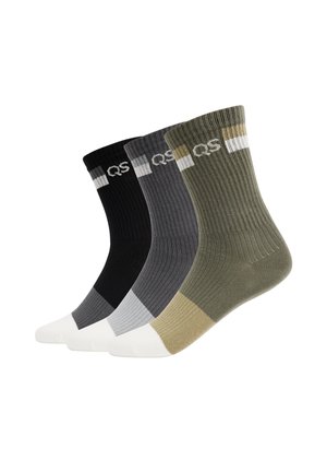 Vier paren geribde sokken in zwart, donkergrijs, lichtgrijs en olijfgroen, met contrasterende witte en grijze gestreepte accenten aan de bovenkant.