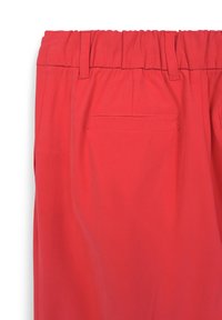 Rote, elastische Hosen mit Gummibund, die über eine Gesäßtasche und einen glatten, leichten Stoff verfügen. Das Design umfasst Gürtelschlaufen und einen schlichten Schnitt.