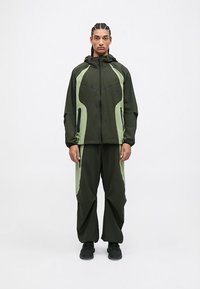 Nike Sportswear TECH PANT - Calças de fato de treino - sequoia/oil green
