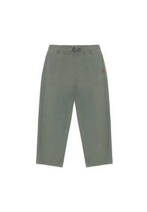 Pantalones verdes de longitud media hechos de tela ligera. Presentan una cintura elástica con cordón y bolsillos laterales. Textura lisa, sin estampados.