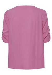 Top rosa con una vestibilità rilassata, scollo rotondo e maniche a tre quarti. Tessuto liscio con leggera lucentezza, senza motivi visibili o accessori.