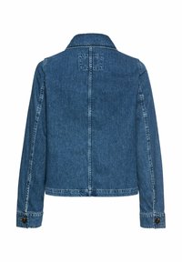 Jeansowa kurtka w średnim niebieskim kolorze, z kołnierzem, długimi rękawami i zapinanymi na guziki mankietami. Widok z tyłu pokazuje minimalne przeszycia i brak ozdobników.