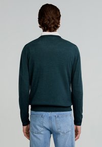 Scalpers CLASSIC V NECK  - Pulover - dark green