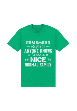 Grøn bomulds t-shirt med hvid tekst, der indeholder sætninger om familie, inklusive pile og forskellige skrifttyper. Simpelt design og rund hals.