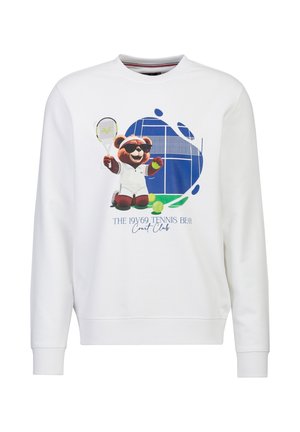 Weißes Sweatshirt mit Grafik eines Bären in Tenniskleidung, der einen Schläger und Tennisbälle hält, vor einem blauen Tennisplatz-Hintergrund.