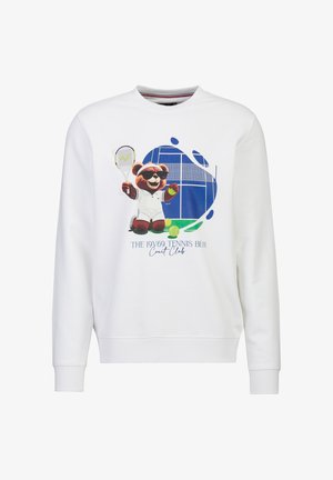 Weißes Sweatshirt mit Grafik eines Bären in Tenniskleidung, der einen Schläger und Tennisbälle hält, vor einem blauen Tennisplatz-Hintergrund.