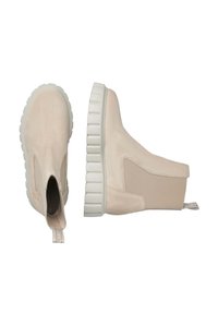 Beige kotníkové boty vyrobené z semiše a látky, se silnou bílou gumovou podešví, elastickými bočními panely a poutkem pro snadné obouvání.
