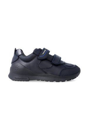 Zapatillas deportivas de color azul marino con correas de velcro. Fabricadas en cuero suave y malla, cuentan con un cuello acolchado y una suela texturizada para mayor agarre.