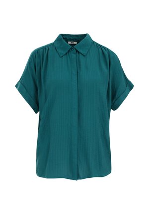 Tirkizna bluza kratkih rukava s podvrnutim manšetama, skrivenim prednjim gumbima, suptilnom teksturom okomito prugastog uzorka i šiljastim ovratnikom.