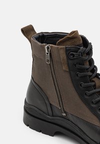 Pepe Jeans Stivaletti stringati - black