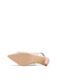 Scarpa con tacco alto a punta nuda con finitura lucida, cinturino alla caviglia e un sottile dettaglio con fibbia argentata; forma del tacco distintiva e affusolata.