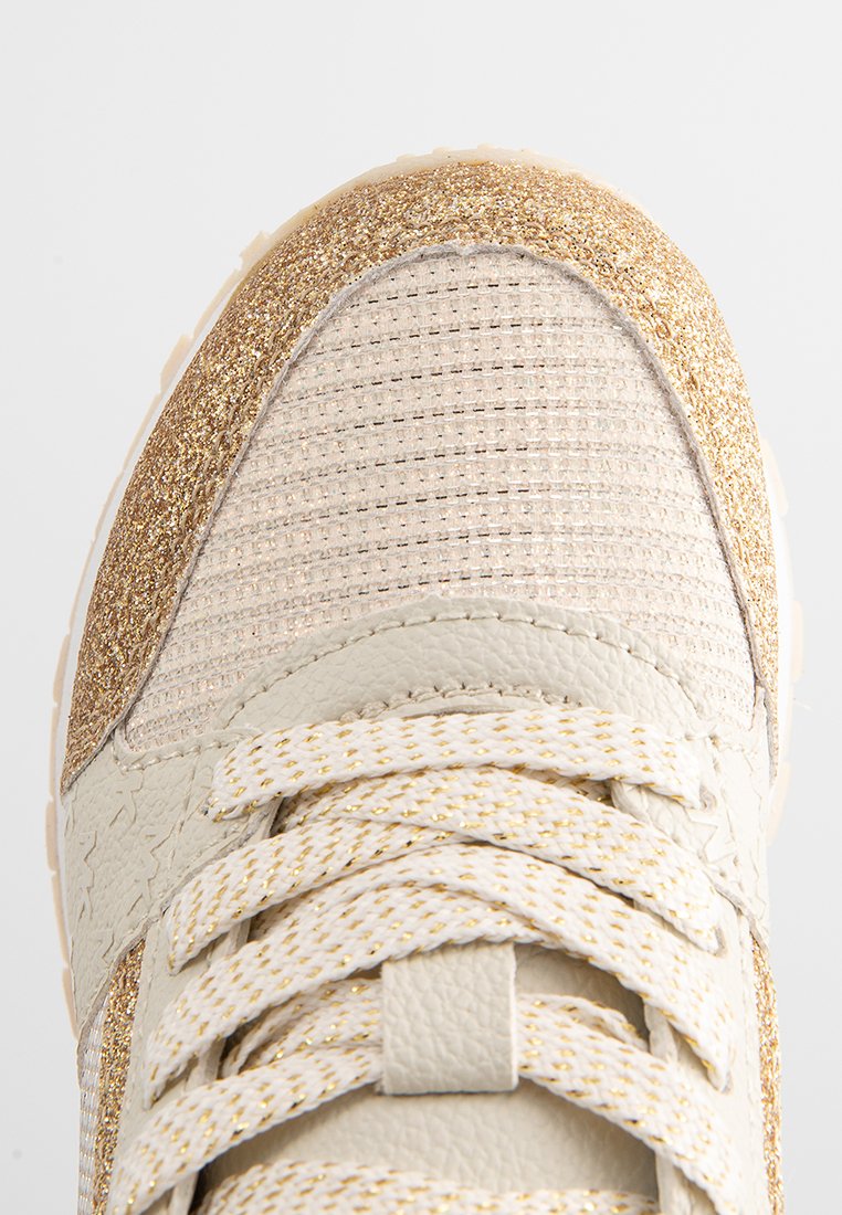 Baskets avec une tige en tissu texturé beige et des accents de paillettes dorées. Présente des lacets blancs et une semelle en caoutchouc. Forme arrondie.