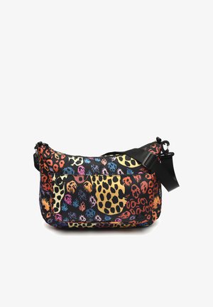 Umhängetasche mit buntem, abstraktem Leopardenmuster, vorne mit Reißverschlusstasche und verstellbarem schwarzen Riemen vor weißem Hintergrund.