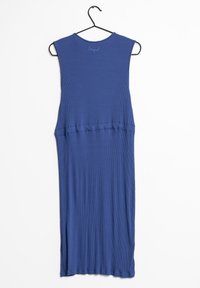 Robe bleue côtelée avec un col rond, sans manches et des fentes latérales, suspendue à un cintre en plastique noir sur fond blanc.