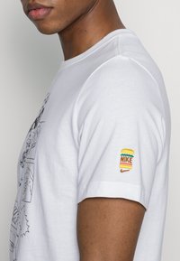 Nike Sportswear GRAPHIC TEE - T-shirt estampada - white