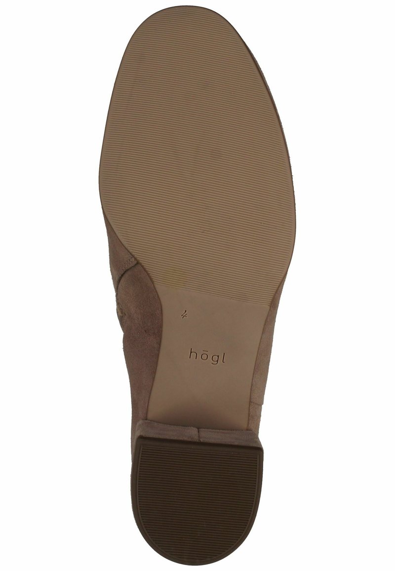 Braune Wildlederschuhe mit einer strukturierten Gummisohle. Sie haben eine runde Zehenform und einen kleinen, flachen Absatz. Der Markenname "hög" ist in die Sohle eingeprägt.