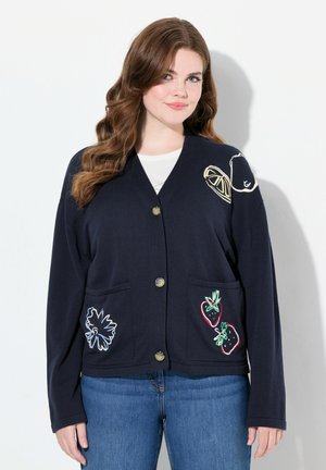 Cardigan blu navy con vestibilità rilassata, caratterizzato da ricami di frutta e fiori. Ha un collo a V e due tasche frontali con chiusura a bottone.