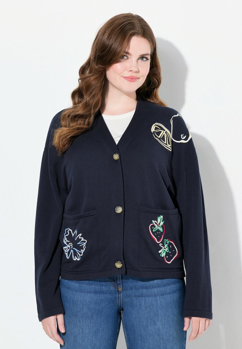 Marinblå cardigan med avslappnad passform, prydd med broderade frukter och blommor. Den har V-ringning och två framfickor med knapplås.