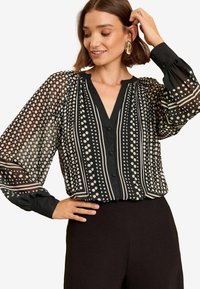 POLKA DOT PLEATED V NECK LONG SLEEVE - REGULAR FIT - Blúzka - black white