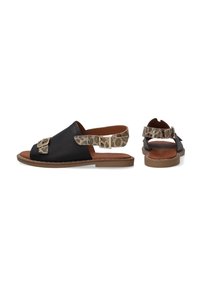 Schwarze Ledersandalen mit offener Zehenpartie, ausgestattet mit einem Leopardenmuster-Riemen und goldfarbenen Schnallen. Braune Sohle mit Stitching-Details.