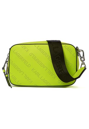 Rektangulær neongrøn crossbody-taske med sort justerbar rem, perforeret diagonalt tekstmønster og sølvfarvede metalspænder.