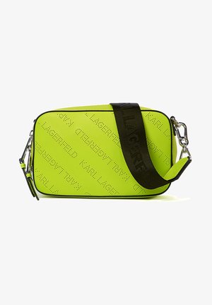 Rektangulær neongrøn crossbody-taske med sort justerbar rem, perforeret diagonalt tekstmønster og sølvfarvede metalspænder.