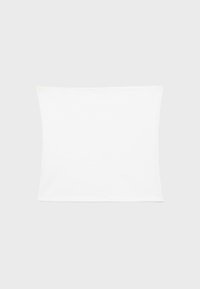Taie d'oreiller carrée blanche unie en tissu lisse, présentée sur un fond gris clair.