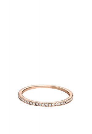 Delgado anillo de banda de oro rosa con una fila de pequeños diamantes blancos redondos colocados a lo largo de la mitad superior de la banda.