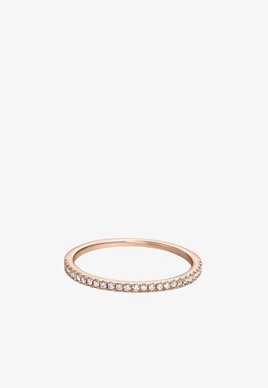 Delgado anillo de banda de oro rosa con una fila de pequeños diamantes blancos redondos colocados a lo largo de la mitad superior de la banda.