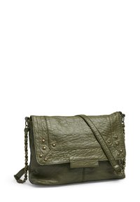 Sac à épaule en cuir vert olive avec une surface texturée, un rabat ployant et des clous en laiton. Il est doté d'une chaîne et d'un fond plat pour la stabilité.