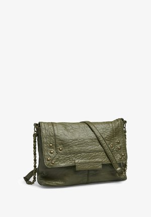 Sac à épaule en cuir vert olive avec une surface texturée, un rabat ployant et des clous en laiton. Il est doté d'une chaîne et d'un fond plat pour la stabilité.