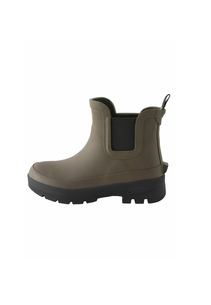 Bottines imperméables marron avec une finition texturée, panneaux latéraux élastiques et une accent noir, dotées d'une semelle en caoutchouc épaisse et d'une languette de tirage.