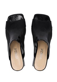 Zwarte open-teen slingback schoenen met een glanzende leren afwerking, gaaszijkanten en een lage, stevige hak. Heeft een gevoerde binnenzool met logo.