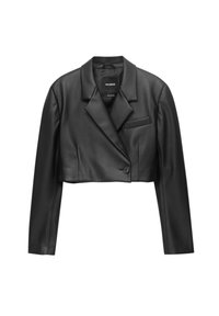 Veste en cuir noire raccourcie avec un col cranté, une fermeture à un seul bouton et une poche poitrine. Texture lisse, coupe ajustée et design légèrement structuré.