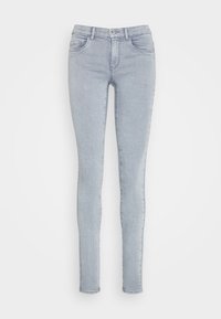 Vaqueros ajustados de color azul claro hechos de denim, con un diseño de cinco bolsillos, textura sutil y cierre estándar de botón y cremallera.