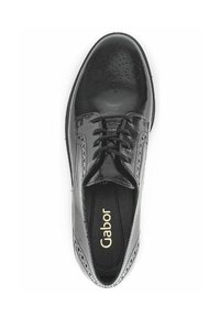 Chaussure noire à lacets avec une finition en cuir verni brillant, bout rond, détails brogue et semelle intérieure rembourrée avec le logo 'Gabor'.